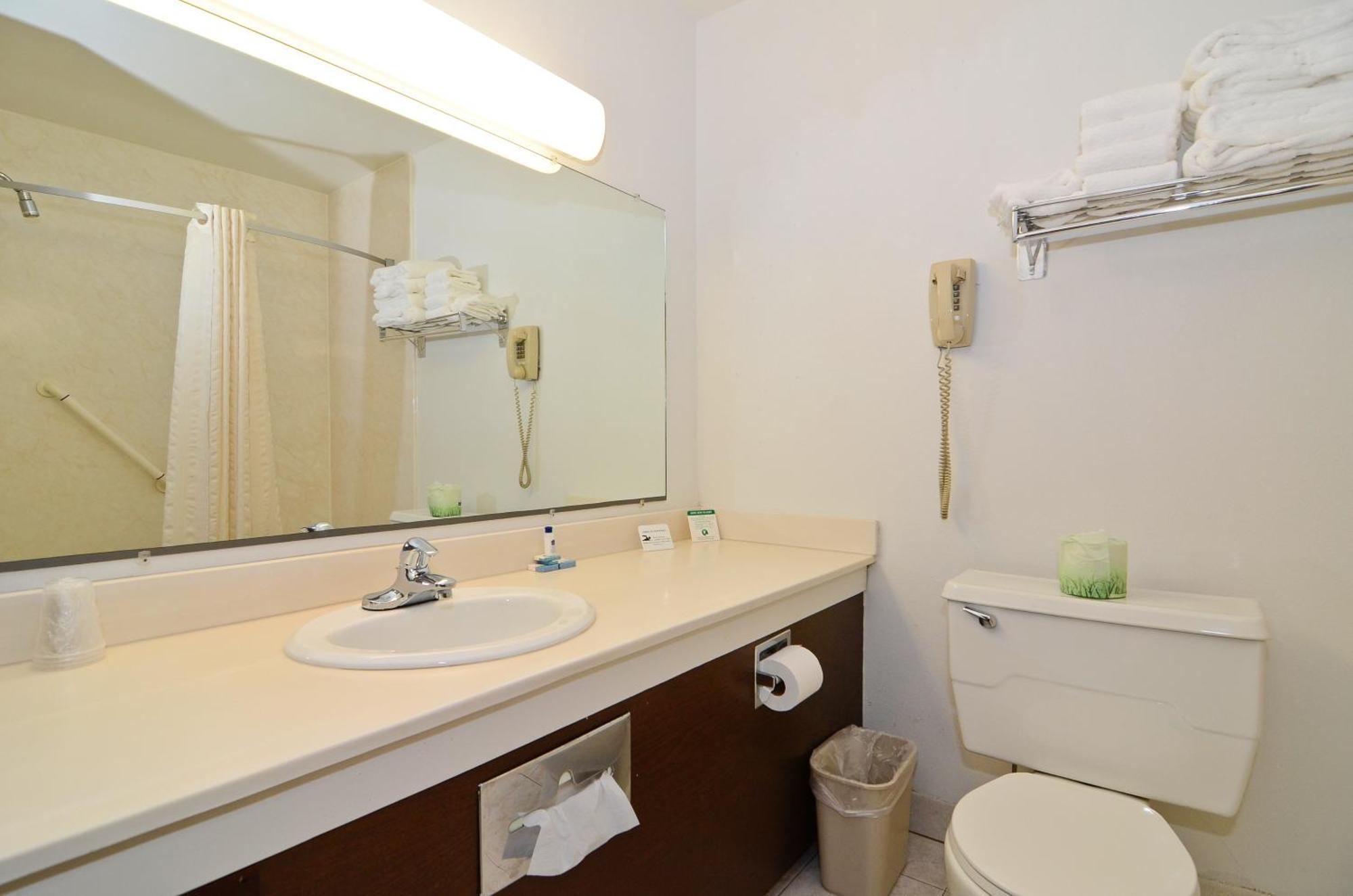 Americas Best Value Inn Iola Room photo