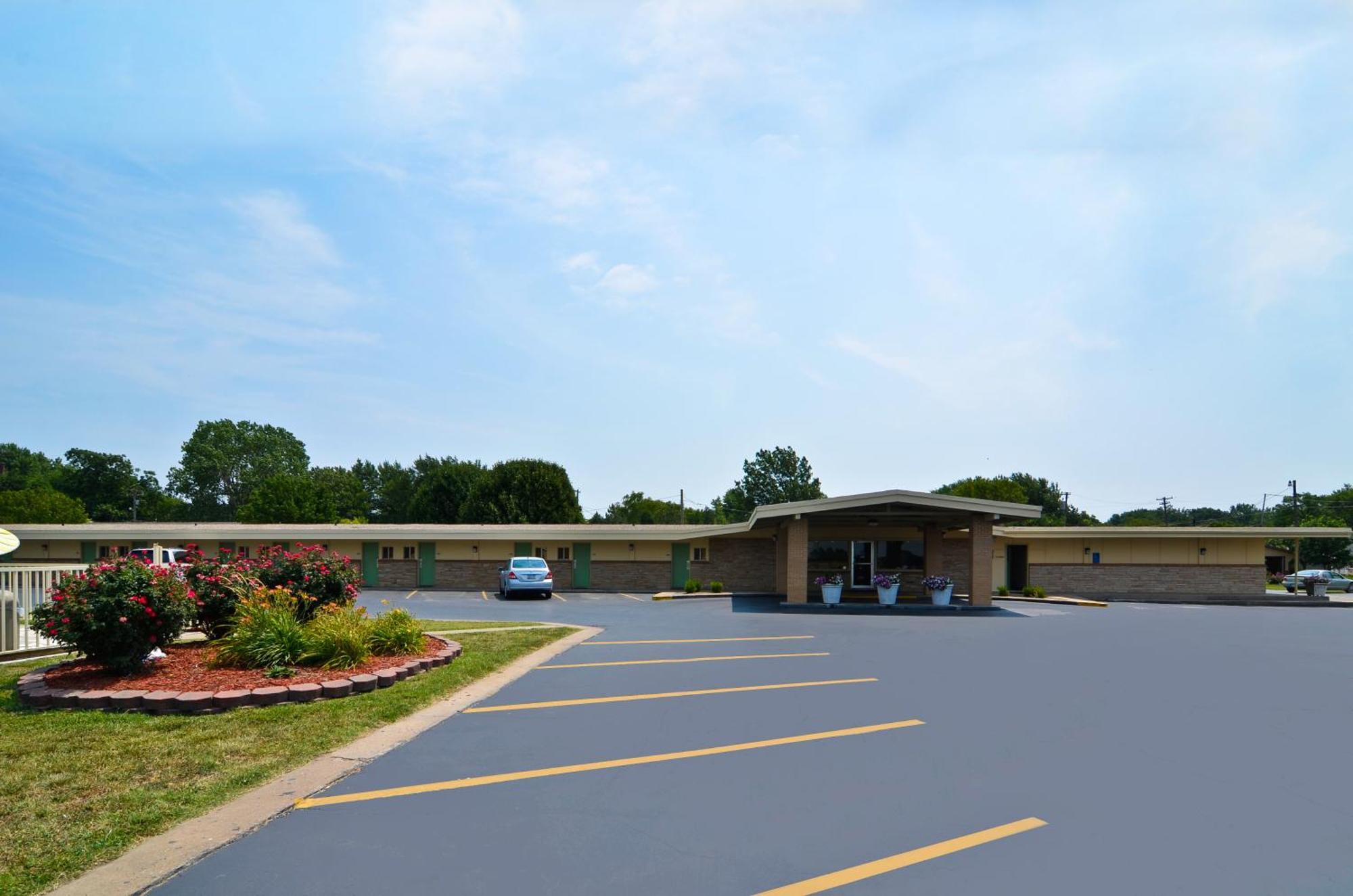 Americas Best Value Inn Iola Exterior photo