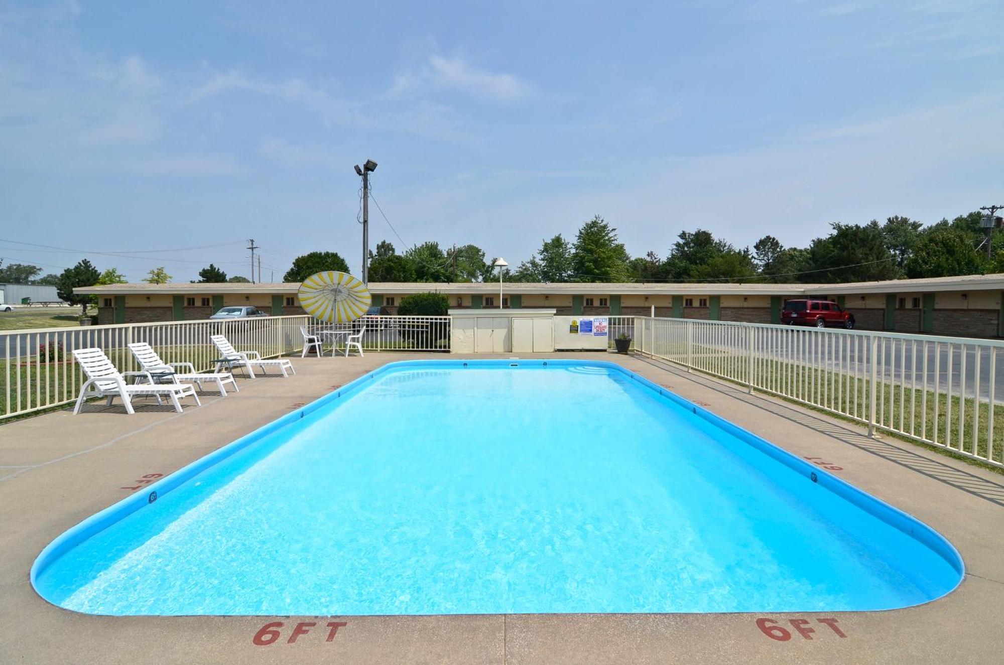 Americas Best Value Inn Iola Exterior photo
